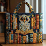 Eulen-Tasche zwischen antiken Büchern